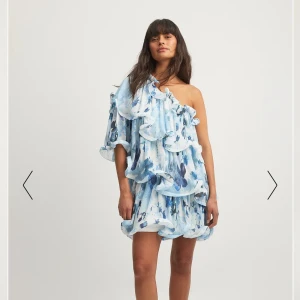 Lojsan Wallin X Nakd - Säljer denna otroliga klänning som är slutsåld på hemsidan, perfekt inför studentfiranden och sommaren😍Endast provad, prislapp sitter kvar!