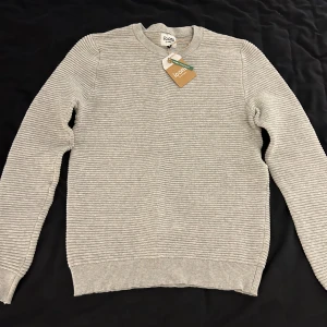 Icons Tröja - Snygg grå Icons tröja med prislappen kvar! Köpt för ett tag sen men tyvärr aldrig använd. Nyskick och riktigt skönt tyg Storlek S