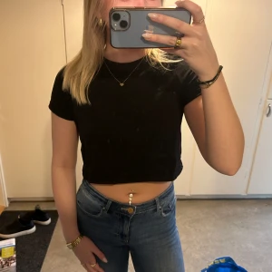 Croppad t-shirt - Svart croppad t-shirt från nakd💓 Strl XS