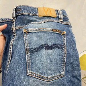 Mörkblå nudie jeans - Säljer ett par sköna snygga mörkblå nudie jeans. Skick 10/10 Kvitto finns 