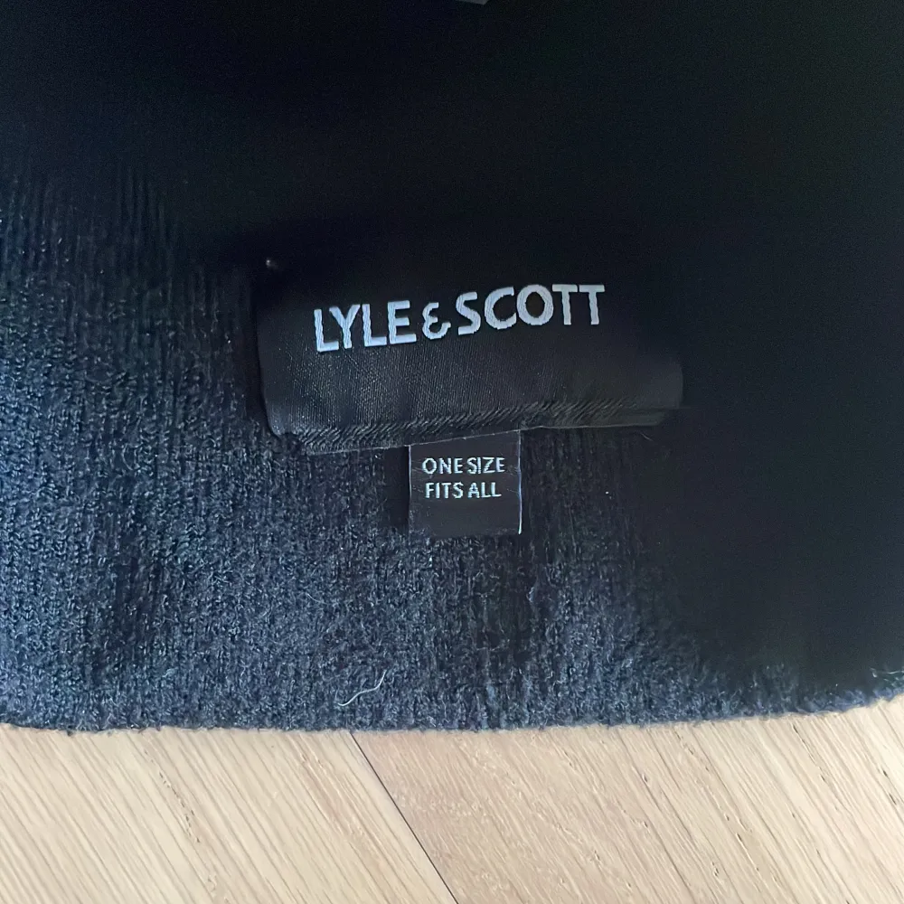 Säljer en svart Lyle&scott mössa  Har endast använt den ett par gånger under en vinter. Stickat.