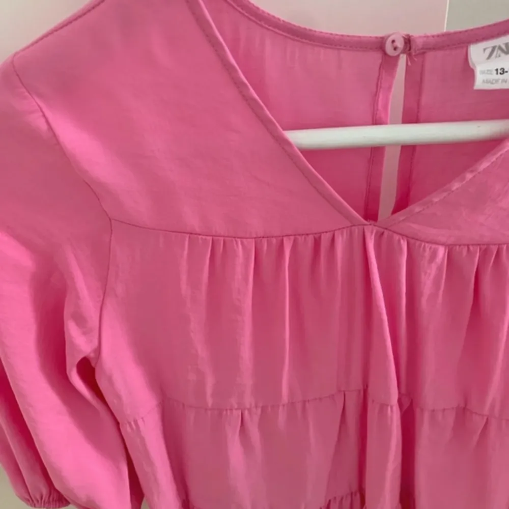 Fin rosa klänning till sommaren💕 Är stl 164 men passar även XS. Klänningar.