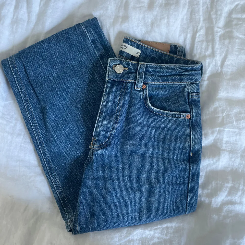 Blåa flare jeans med midwaist. De är i bra skick, nypris 500kr💗🙌. Jeans & Byxor.