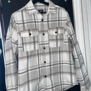 Overshirt - Overshirt från H&M, storlek S men är oversize. Kan även passa M