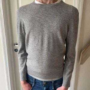 Kashmir tröja - Tja, säljer nu min fina Kashmir tröja från Uniqlo då den ej kommer till användning | storlek S | Skick 10/10 | Modellen på bilden är 182cm och 60kg. Hör av dig vid minsta lilla fråga!😄