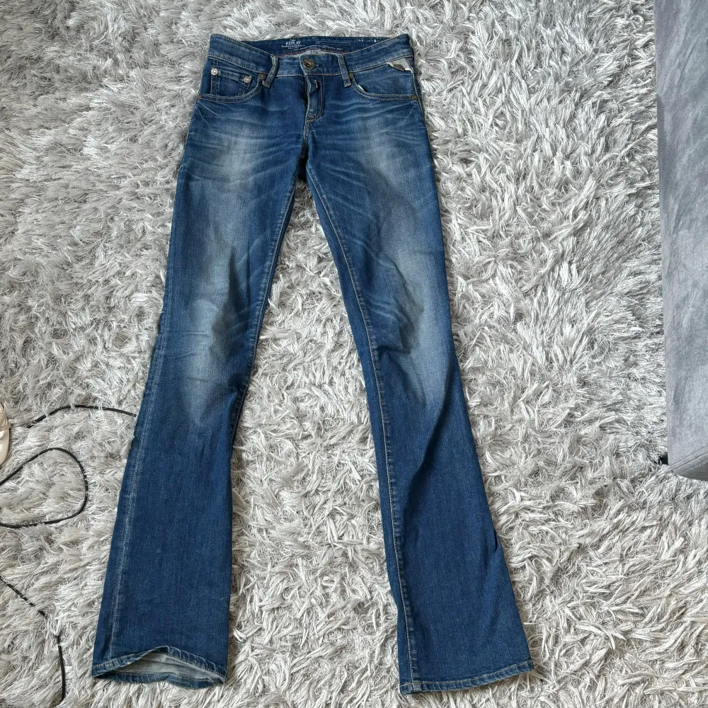 Säljer mina bootcut/flare low waist replay jeans! Så fina men använder inte de längre. . Jeans & Byxor.