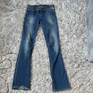 Säljer mina bootcut/flare low waist replay jeans! Så fina men använder inte de längre. 