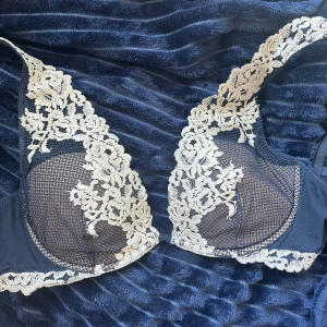 intimissimi bh - jätte snygg intimissimi bh i marinblå , väldigt bra skick och inte så använd 💞