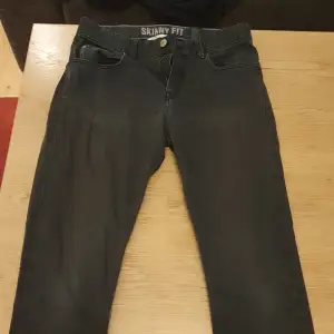 Ett par svarta jeans från h&m. Vad mer finns det att säga. Jag tycker att de är skitfula, men de är i bra kvalitet och kan nog användas till patches för en jacka 