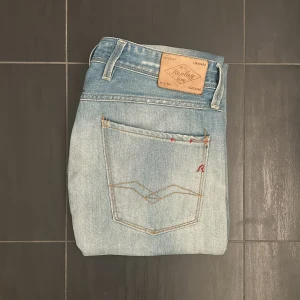 Replay Jeans - Ett par riktigt feta replays i fin färg, extremt bra skick och sparsamt använda, i den eftettraktade modellen Anbass! storlek W33 fast passar som W32, hör gärna av er vid frågor o funderingar! 