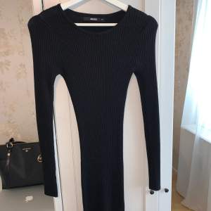 En svart klänning i strl XS från Bik Bok🌸  Sparsamt använd, fint skick!