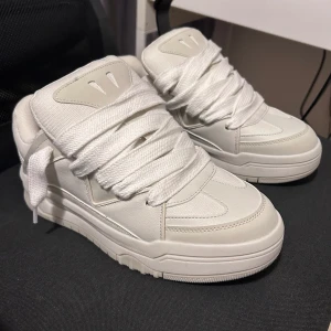 Bershka Sneakers - Helt nya och oanvända Bershka sneaker i en chunky modell. De är väldigt svåra att få tag på, då de är slutsålda överallt.