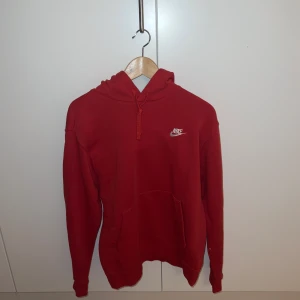 Nike hoodie - Classic nike hoodie, Sparsamt använd!🤌🏻  Storlek: Small  [ Köp över 2 produkter så bjuder jag på frakten ]