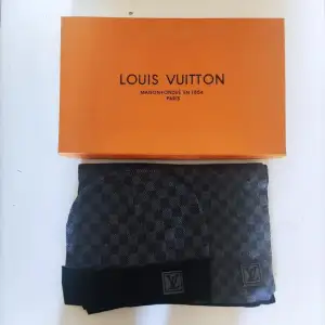 Mössa och halsduk set från louis vuitton.  Aldrig använt. 