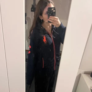 Polo Ralph Lauren Jacka - En mörkblå Polo Ralph Louren jacka i tech och fleece (typ) med rosa detaljer. Den är i barn storleken XXL men skulle säga att den sitter som XS/S. ❤️ Fint skick! Pris kan diskuteras!!!