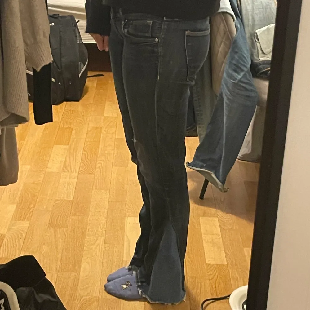 Ett par lågmidjade blåa jeans. Har sytt till tygbit på jeansen själv för att få bootcut❤️. Jeans & Byxor.