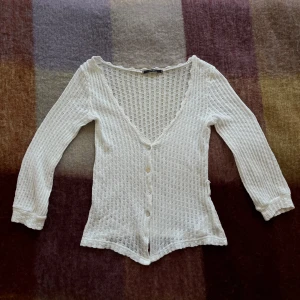 Stickad kofta Vero Moda - Så söt stickad kofta från Vero Moda i storlek S, en knapp är lite trasig (se bild) men det är inget man tänker på