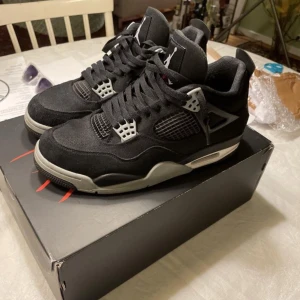 Jordan 4  - Jordan 4 black canvas köpta i new york. ÄKTA!! Har kvitto och låda. Köpta för 5.000 Pris kan diskuteras.