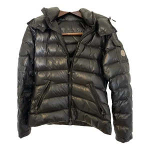 Moncler puffer - Moncler puffer jacket i bra skick för ett nedsatt pris. Använd ett fåtal gånger och. Äkta såklart.