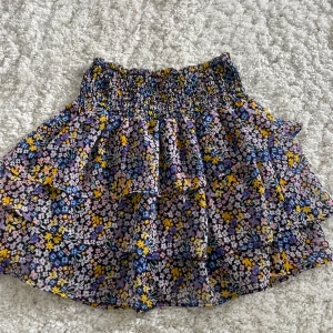 Volang kjol - Jätte fin volang kjol från H&M. Har använts mycke men har tröttnat på den bara. Finns inga defekter. 