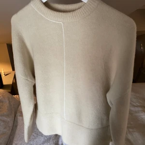 Stickad tröja  - Stickad tröja från Zara! Nästan helt oanvänd💗