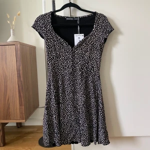 Klänning - Bershka  - Oanvänd klänning från Bershka, har tyvärr aldrig kommit till användning 🤍