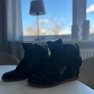 Isabel marant  - Använda men fint skick!  Säljs pågrund av att dem ej kommer till användning längre.  Pågrund av att de är köpta för ett par årsen saknar jag både skolåda& kvitto som kommit bort i flytten, därav läge pris, men dem är äkta 💕 nypris: 5900