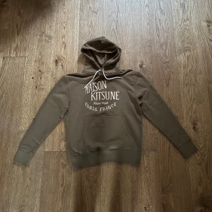Maison Kitsuné hoodie - Aldrig använd, helt ny. Storlek L men sitter mer som M.
