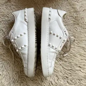 Vita Rockstud Sneakers. Varsamt använda. Skicka för fler bilder. Äkthetsbevis, Kartong och de röda lapparna ingår!