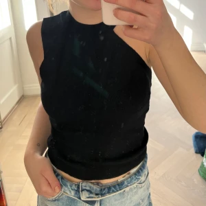 Topp - Så fin festtopp med olika skärningar på axlarna! Lite glittrig i materialet!  