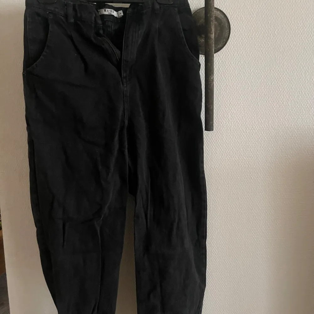 Säljer ett par fåtal använda svarta jeans i storlek 38. Farkut & Housut.