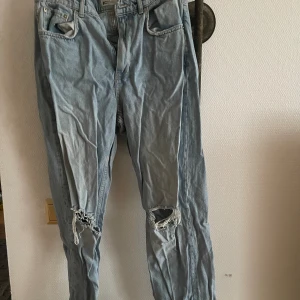 Slitna jeans  - Säljer ett par slitna jeans ifrån Gina tricot i storlek 40