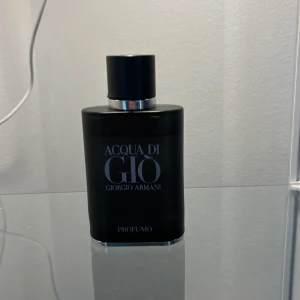 Acqua du gio profumo  - Den är i 75ml men skulle säga att det är ca 70 ml kvar och det är en god sommar/vår parfym och byten fungerar absolut, pris kan diskuteras!