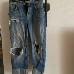 Slitna jeans  - Säljer ett par slitna jeans i storlek 40 som ej används så mycket 