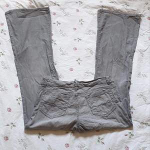 Ett par snygga grå lågmidjade bootcut jeans med fina fickor i storlek 29💞 passar som S/M, köpta från vinted! ♡♡  Mått:  Midja-44cm Totallängd-106cm 