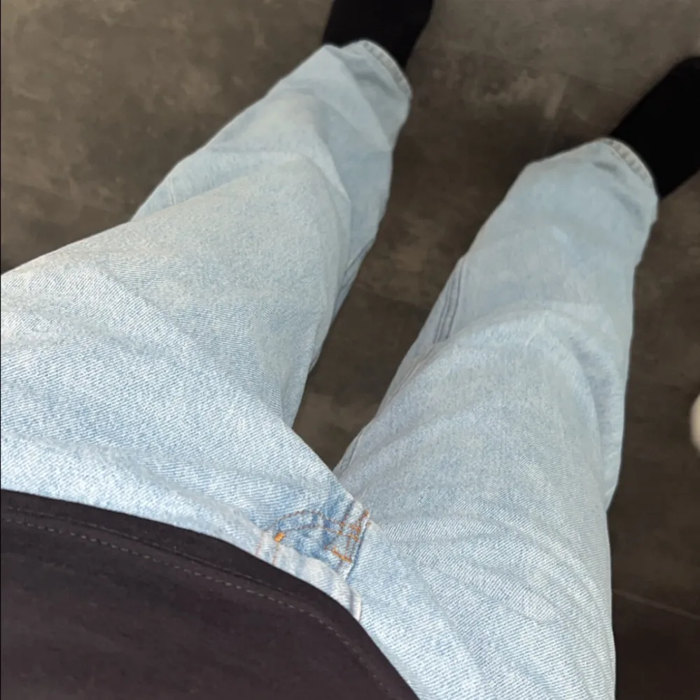 Blåa jeans som har använts fåtals gånger innan. Ser ut som ny🩵. Jeans & Byxor.