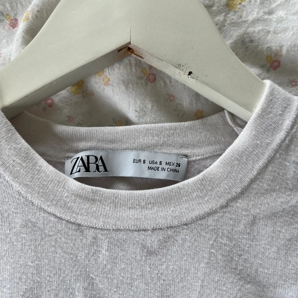 vit, stickad t-shirt från Zara. Använd men i bra skick 🩷. T-shirts.