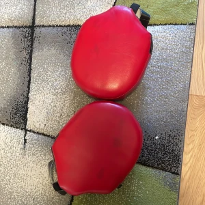 säljer mitt boxning kit säljer båda två i ett pack men kn säljes en skilt - Boxnings handlarna har färgen tappat och skinnet har rivits av men de andra är i bra skick