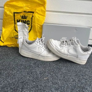 Nike air force 1 - Säljer Nike air force till riktigt bra pris. Har mycket kvar att ge. Läcker inte in vatten eller snö av defekterna på sulan. Kvitto påse låda ingår. Nypris 1500 mitt 250. 42,5 men sitter som 43. Mängdrabatt går att Lösa.