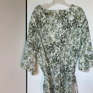 Klänning  - Använd en gång. Snörning i midjan.