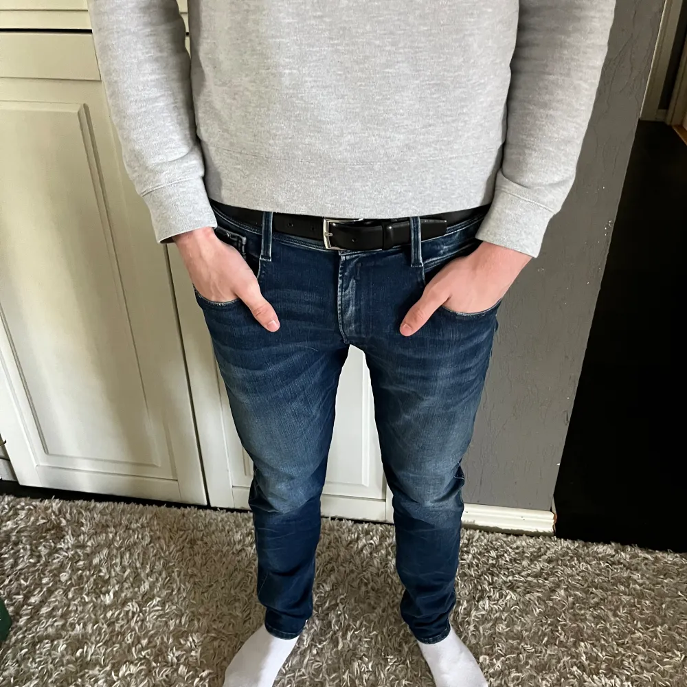 Feta replay jeans i en snygg navy blå färg. Jeansen är i riktigt bra skick och är inte använda mycket. Strl 32/32 och passar perfekt på mig som är 185 och väger ca 70kg. Jeans & Byxor.