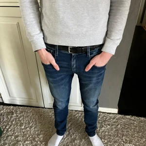 Replay jeans - Feta replay jeans i en snygg navy blå färg. Jeansen är i riktigt bra skick och är inte använda mycket. Strl 32/32 och passar perfekt på mig som är 185 och väger ca 70kg