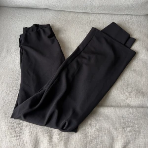 Raka tygbyxor - Raka tyg byxor från bubbleroom i storlek S, använda fåtal gånger fortfarande i nyskick!🌷 högmidjade 