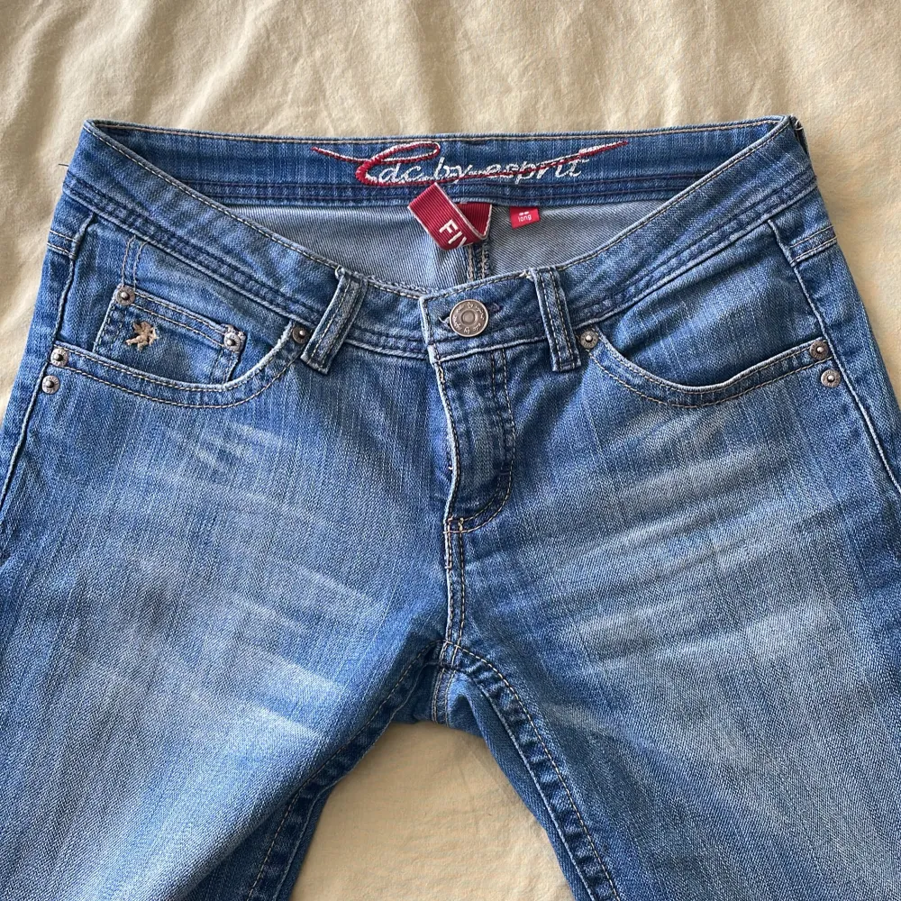 Säljer dessa skit snygga lågmidjade jeans, innerbenslängden: 80-81cm midjemått tvärs över: 38cm, skriv privat för andra frågor , pris kan diskuteras!!💗💗🫶. Jeans & Byxor.