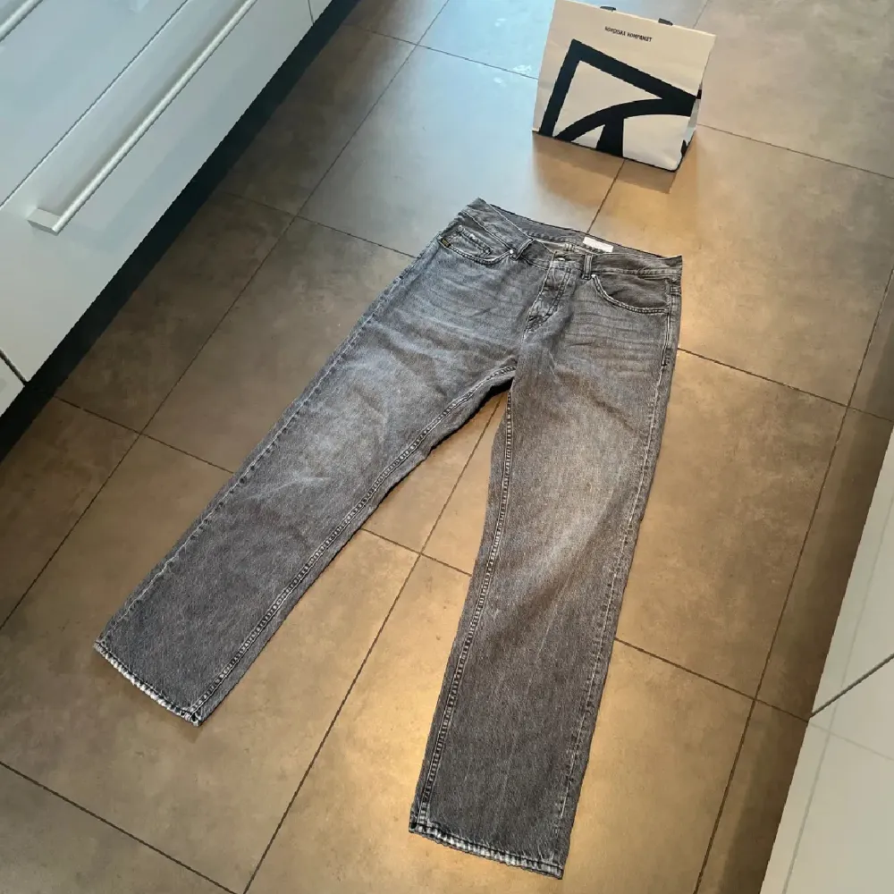 Tjena! säljer dessa riktigt snygga gråa jeans från tiger of sweden i perfekt skick, storlek W31 L32 regular fit. Bara att höra av dig om intresserad!🙌✅. Jeans & Byxor.