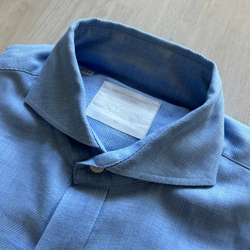 Riktigt snygg Oscar Jacobson skjorta som passar perfekt nu till sommarn | skick 9.5/10 | nypris: 1400 vid snabb affär 349. Skjortor.