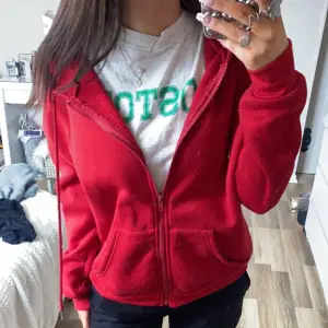 Vanlig röd zip hoodie ifrån SHEIN ❤️ ganska nopprig!
