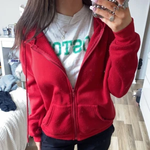 Röd zip-up hoodie - Vanlig röd zip hoodie ifrån SHEIN ❤️ ganska nopprig!