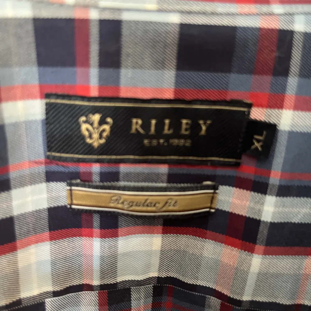Helt oanvänd Riley skjorta som är perfekt till våren och sommaren  Ny pris 750, mitt pris 189. Skjortor.