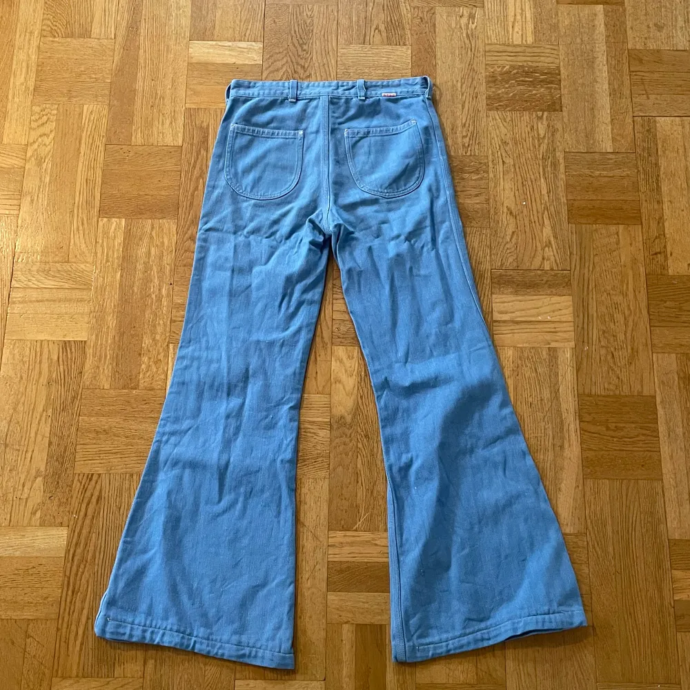 Så snygga vintage flarejeans ! Försmå för mig därför säljer jag dem De har några defekter som lösa trådar Skulle säga att storleken passar både 34 och 36 . Jeans & Byxor.